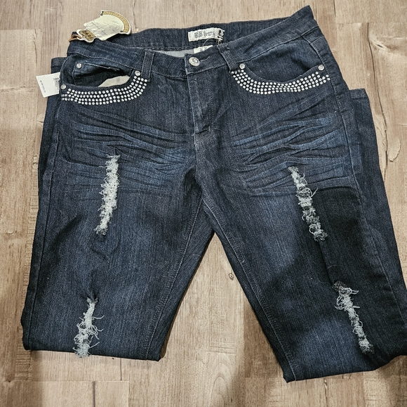 New With Tags Womens jeans. Size 14 So cute!! Lots Of Bling! - Picture 2 of 6